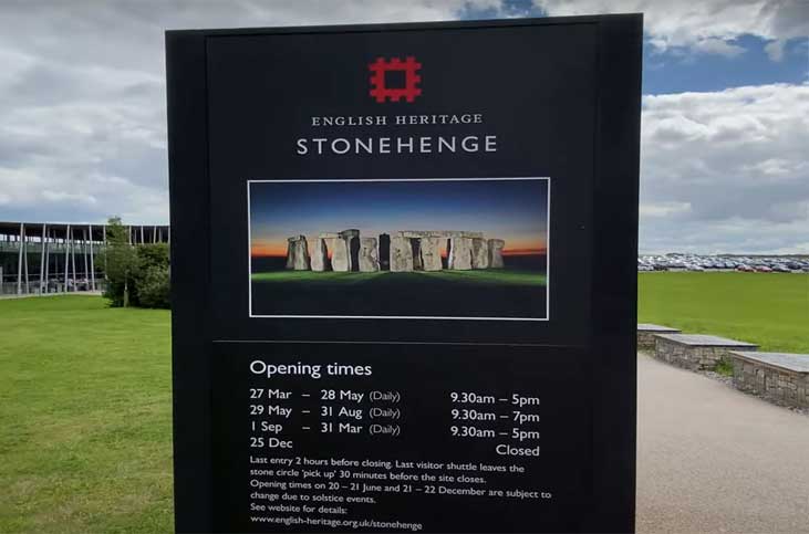 Stonehenge welcome sign